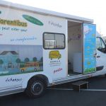 Le bus de l'association Parentibus, qui sillonne les villages isolés de la Haute-Normandie.