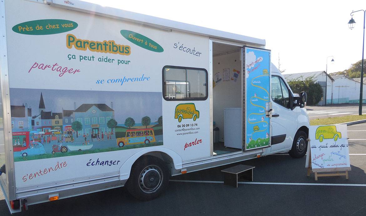 Parentibus : un bus à la rencontre des familles isolées