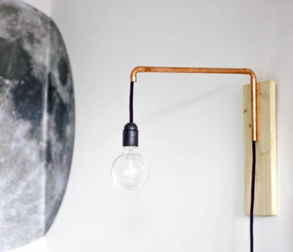 DIY : fabriquez une lampe murale en cuivre