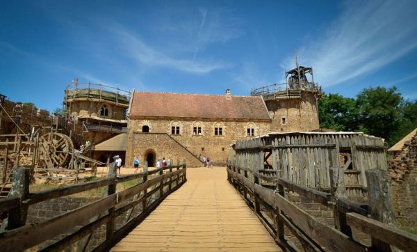 Depuis 19 ans, ils construisent un château-fort médiéval