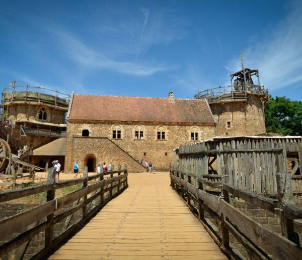 Depuis 19 ans, ils construisent un château-fort médiéval