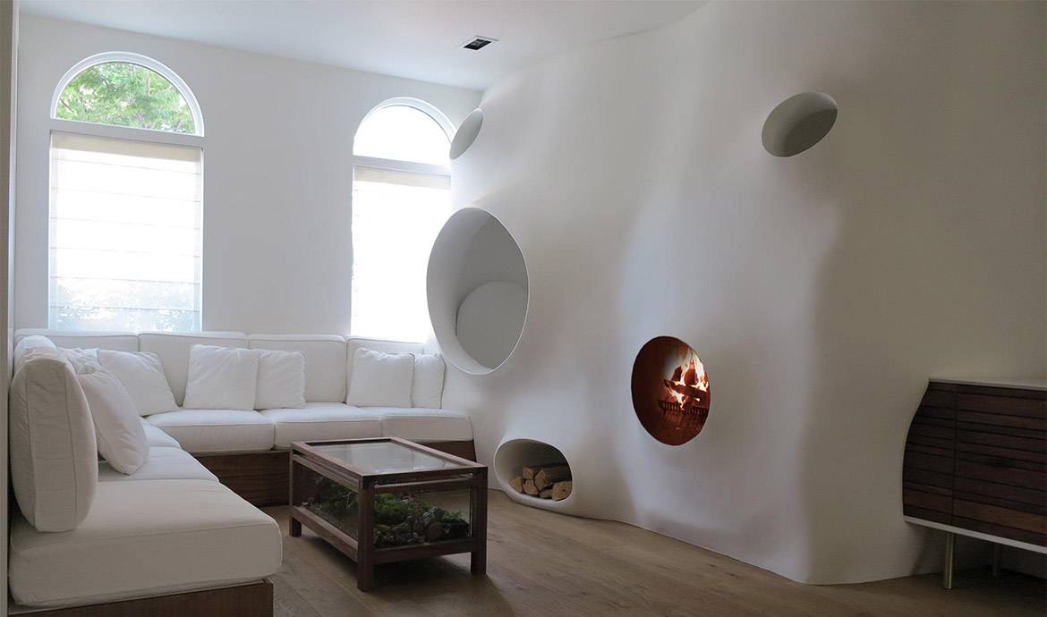 Elle construit une cheminée pour dormir à l'intérieur