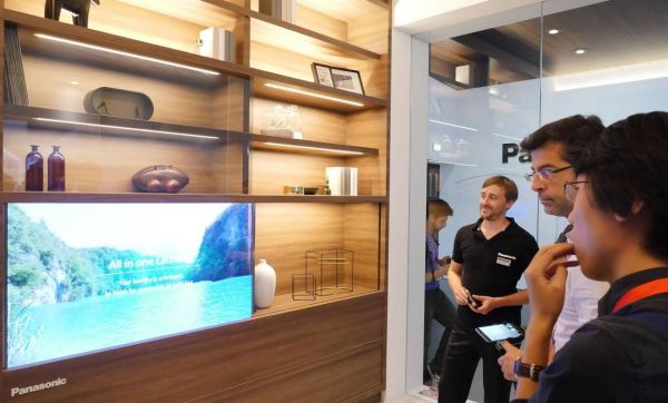 Impressionnant : cette télévision transparente se camoufle dans le salon