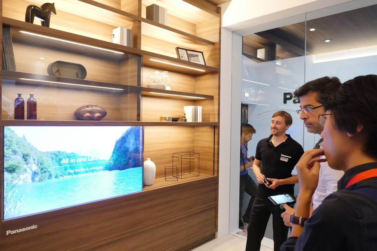 Impressionnant : cette télévision transparente se camoufle dans le salon