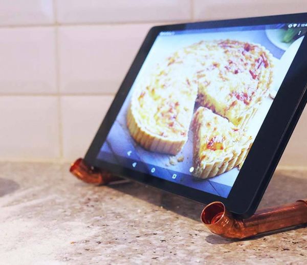 DIY : Fabriquez facilement un porte-tablette design sans vous ruiner