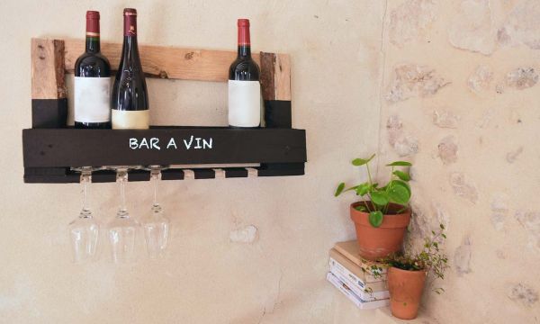 DIY : Subjuguez vos invités grâce à cette étagère-bar en palette