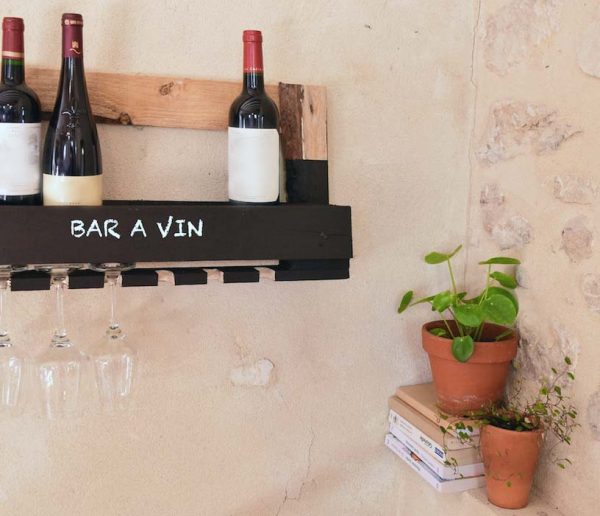 DIY : Subjuguez vos invités grâce à cette étagère-bar en palette