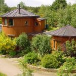 Dans cet éco village, certaines maisons sont construites en fûts de whisky.