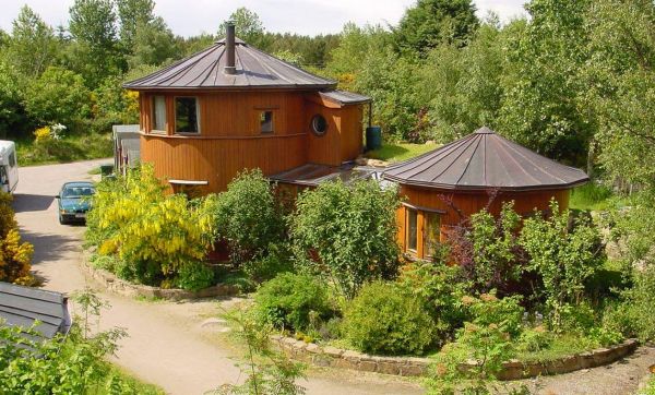 Un village écolo construit avec des fûts de whisky