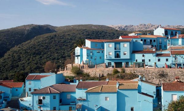 Un village espagnol voit la vie en bleu