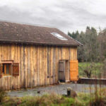 Une ancienne grange rénovée dans une ferme à la campagne