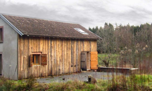 Avant / Après : Une retraite au cœur de la forêt, dans cette ancienne grange