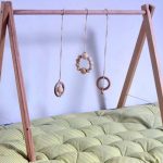 Fabriquez un portique d'éveil en bois pour votre enfant.