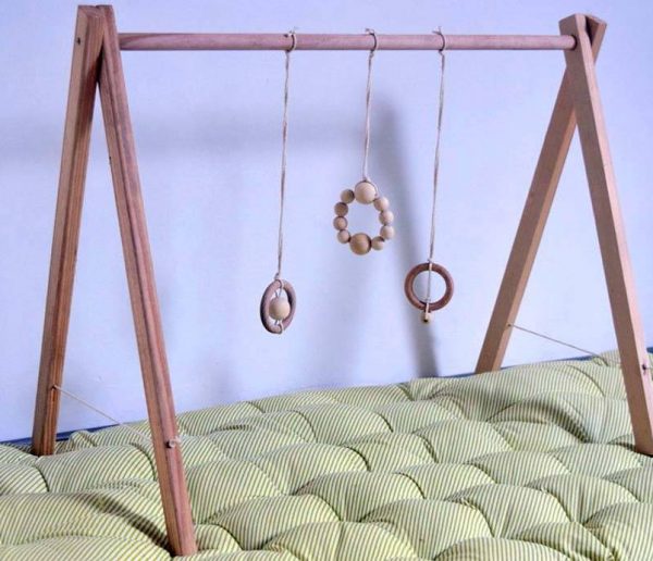 DIY : Fabriquez un portique d'éveil en bois pour votre enfant pour 20 euros