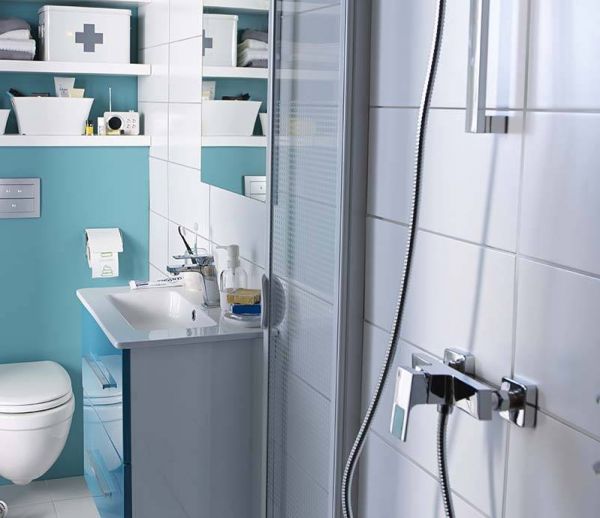 Une salle de bains petite mais pratique