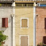 Façades de maison dans un village provençal.