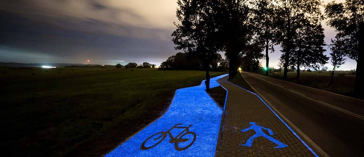 Cette piste cyclable brille la nuit grâce à la lumière du soleil