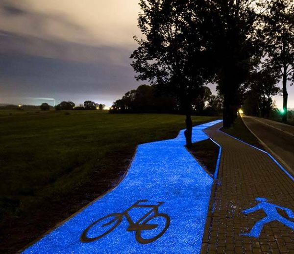 Cette piste cyclable brille la nuit grâce à la lumière du soleil