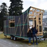 Lars et Laura, qui l'aide à la construction de sa tiny house.