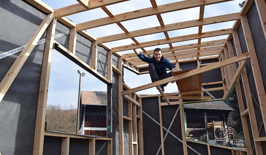 Lars a prévu une mezzanine et de larges fenêtres dans sa tiny house.