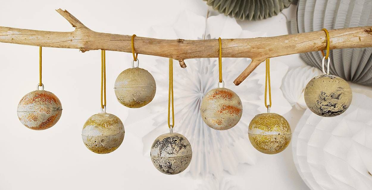 DIY : Fabriquez facilement des boules de Noël design en ciment