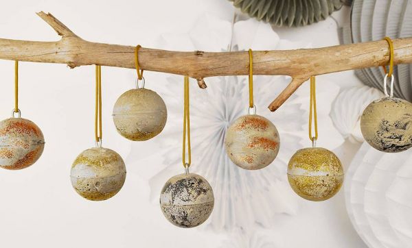 DIY : Fabriquez facilement des boules de Noël design en ciment