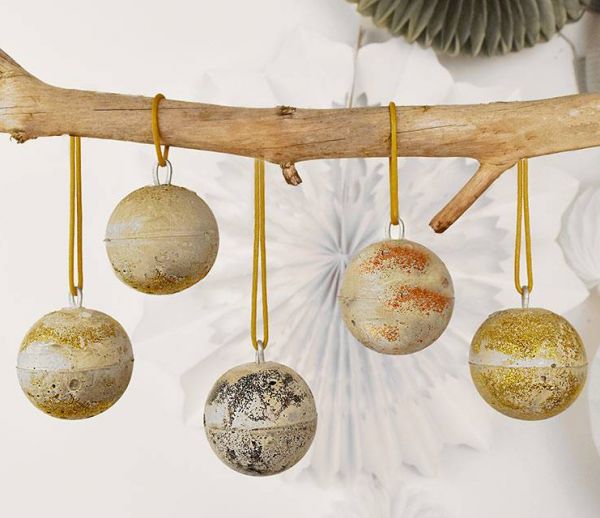 DIY : Fabriquez facilement des boules de Noël design en ciment