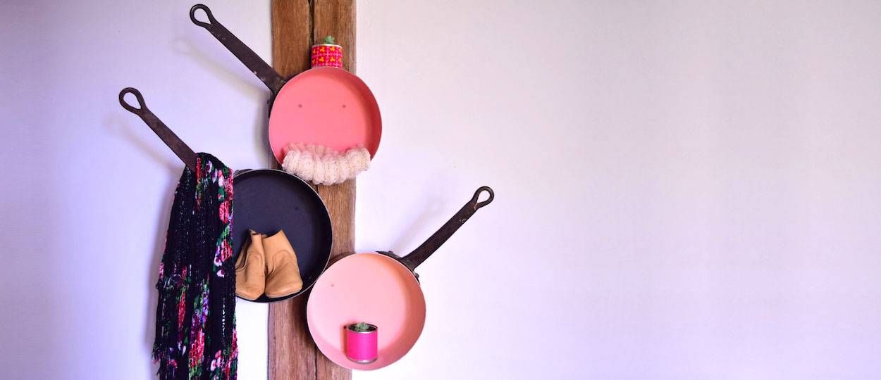 DIY : Fabriquez un portemanteau original et vintage avec des casseroles en cuivre