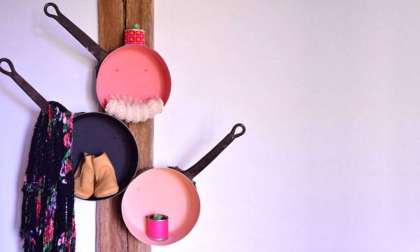 DIY : Fabriquez un portemanteau original et vintage avec des casseroles en cuivre