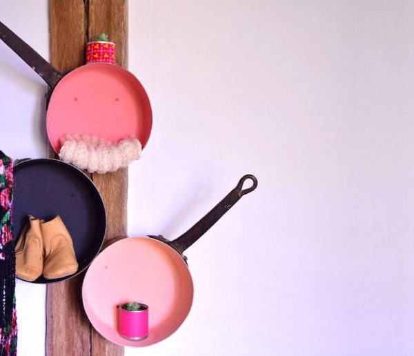 DIY : Fabriquez un portemanteau original et vintage avec des casseroles en cuivre