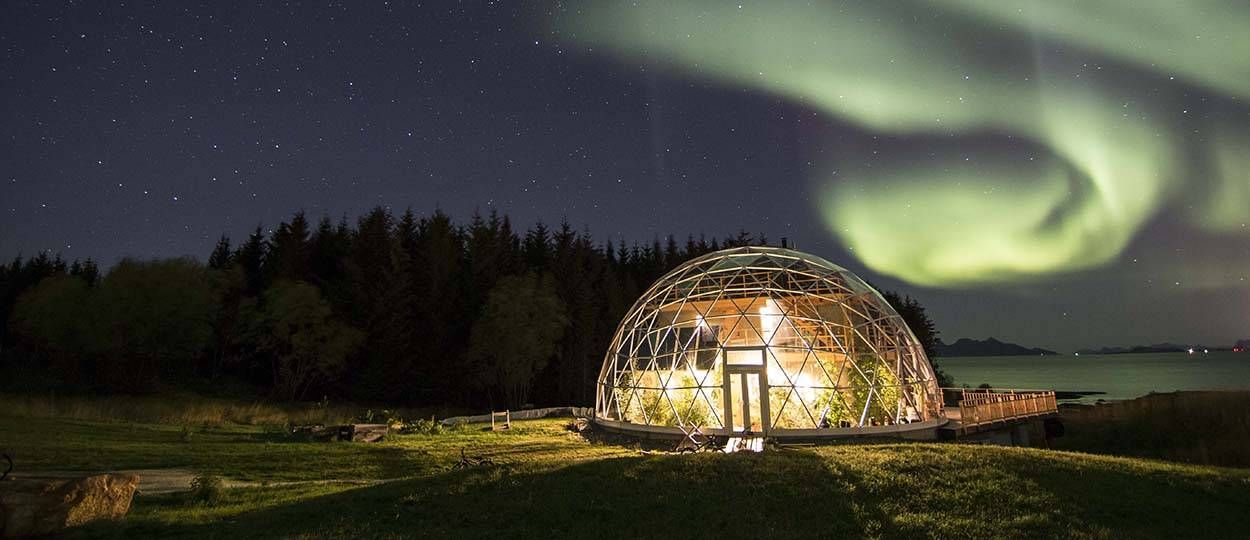 Une famille s'installe sous un dôme de verre pour vivre au cercle polaire