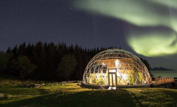 Une famille s'installe sous un dôme de verre pour vivre au cercle polaire