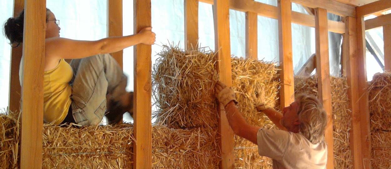 Cette famille a construit elle-même sa maison en paille