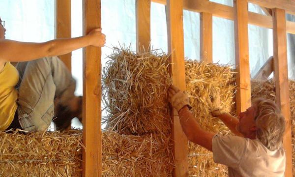 Cette famille a construit elle-même sa maison en paille