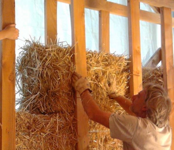 Cette famille a construit elle-même sa maison en paille