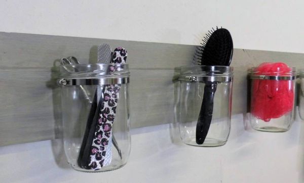 DIY : Fabriquez un rangement pour la salle de bain avec des bocaux
