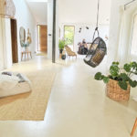 un grand salon d'une maison provençale dont le sol est en béton ciré
