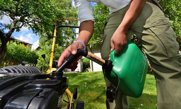 Comment réussir le démarrage de sa tondeuse après l'hiver ?