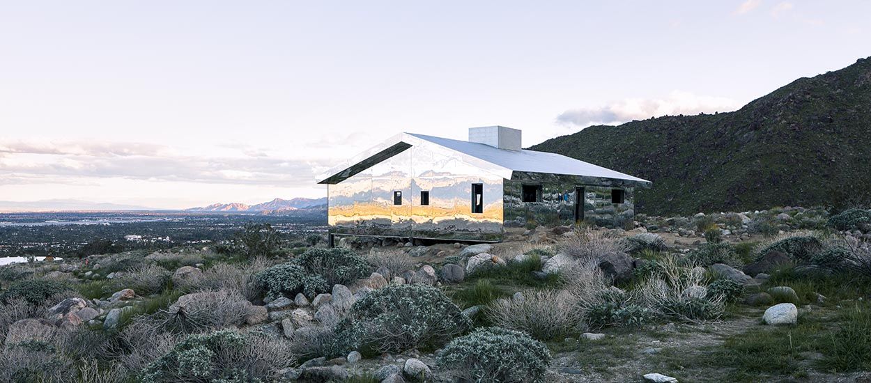 Cette incroyable maison en miroirs reflète la vallée désertique