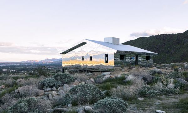 Cette incroyable maison en miroirs reflète la vallée désertique