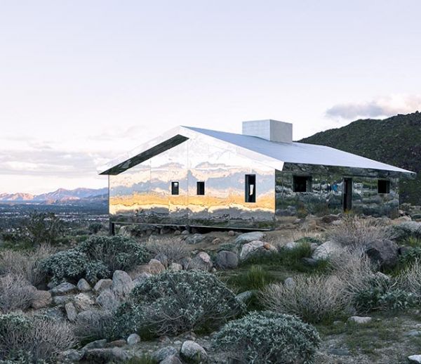 Cette incroyable maison en miroirs reflète la vallée désertique