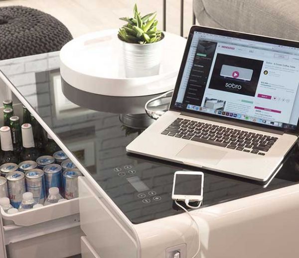 Découvrez cette étonnante table basse multifonction avec réfrigérateur intégré