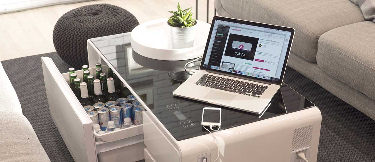 Une table basse qui charge les téléphones et les ordinateurs - Une table  basse avec frigo intégré 