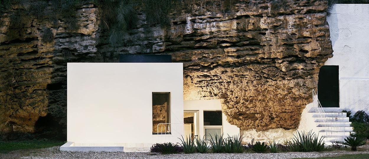 Une maison troglodyte design au coeur des montagnes espagnoles