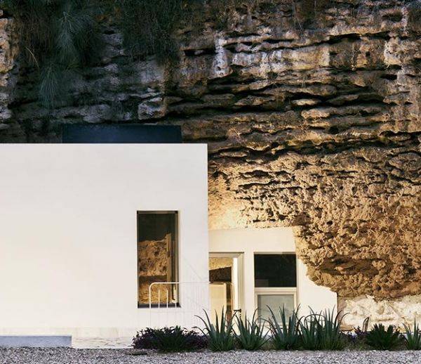 Une maison troglodyte design au coeur des montagnes espagnoles