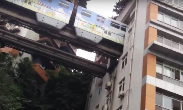 Le métro passe en plein milieu de leur immeuble... et ça ne les dérange pas
