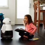 Le robot Buddy (à gauche) et le robot Kuri (à droite).