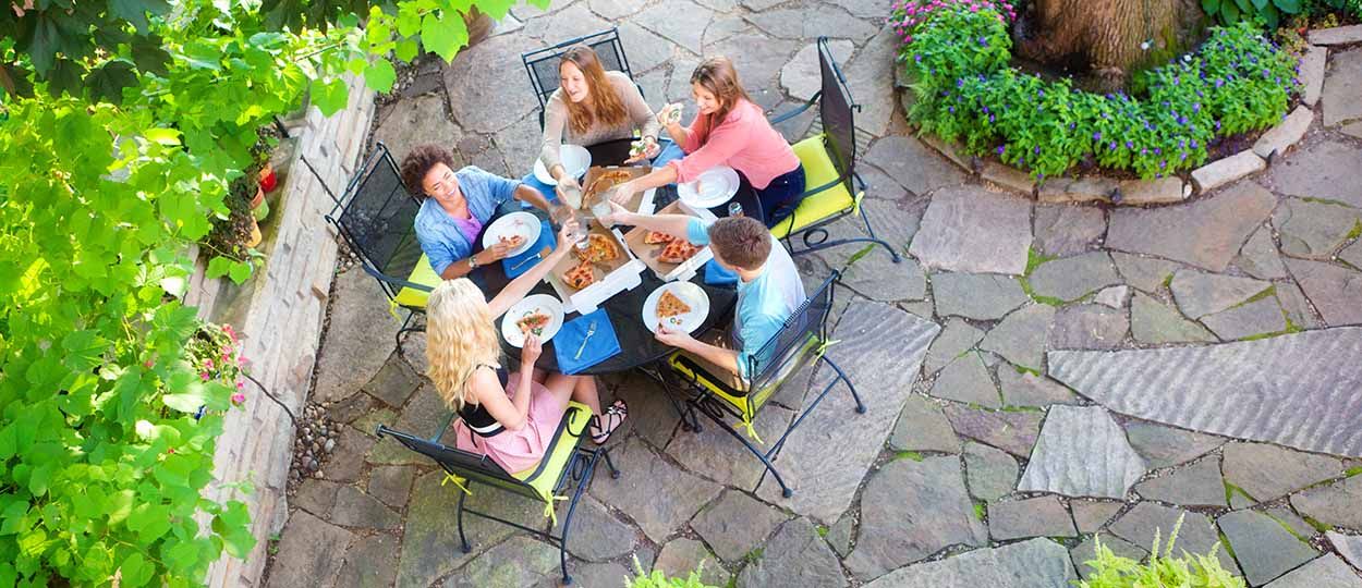 Comment créer une terrasse privée dans une cour d'immeuble ?