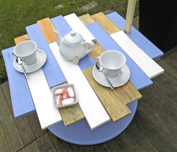 Tuto : Fabriquez une table de jardin ambiance bord de mer avec un touret