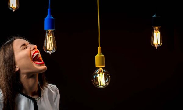 Le saviez-vous : vous disputer à côté d'une ampoule augmente vos factures d'électricité
